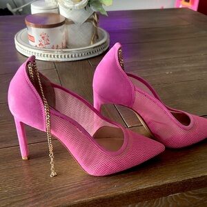 Beautiful Gianni Bini pumps in pink color. They’re in a very good conditions